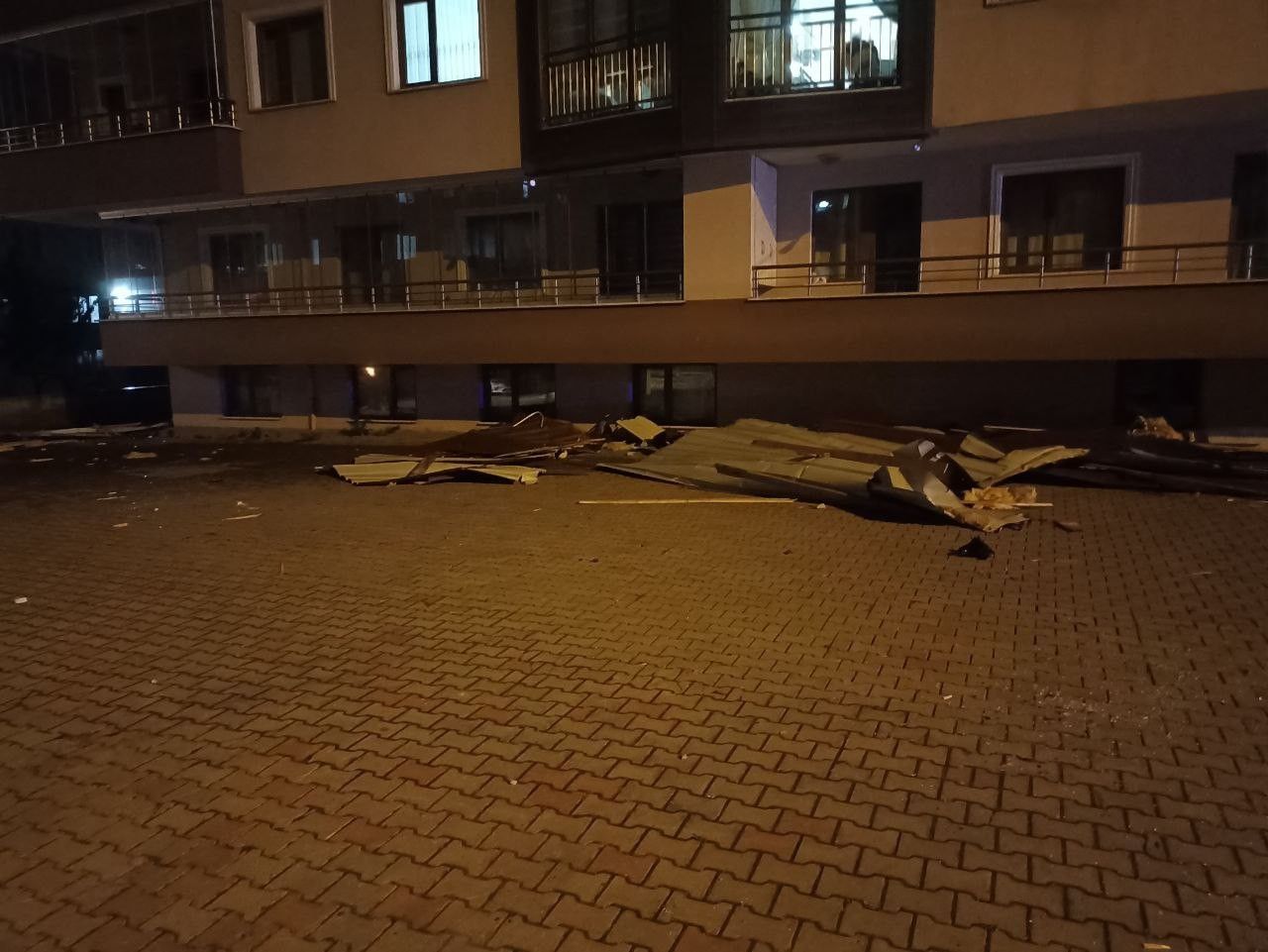 Artvin’de şiddetli rüzgar çatıları uçurdu! 3