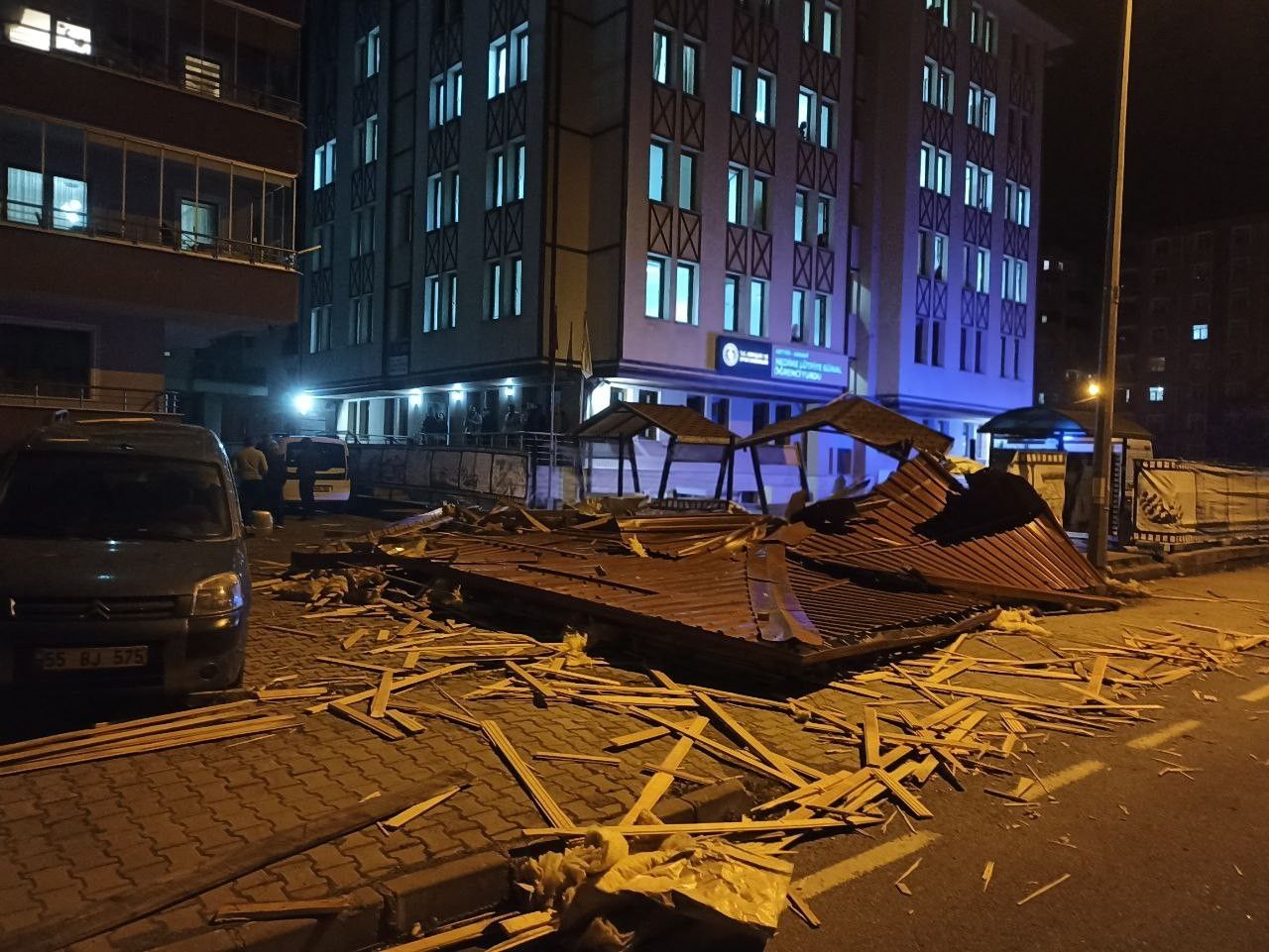 Artvin’de şiddetli rüzgar çatıları uçurdu! 5