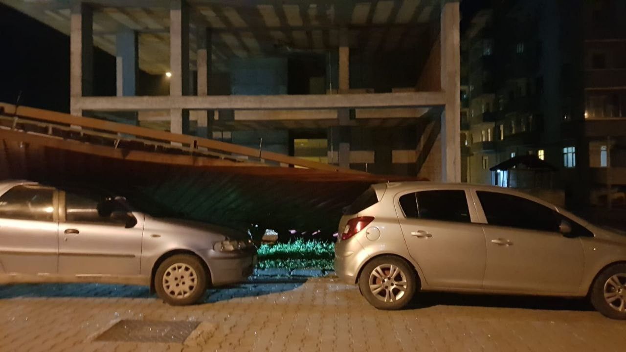 Artvin’de şiddetli rüzgar çatıları uçurdu! 6