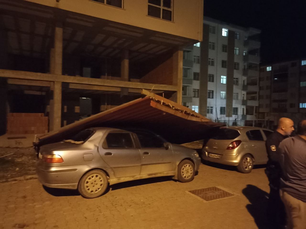 Artvin’de şiddetli rüzgar çatıları uçurdu! 7