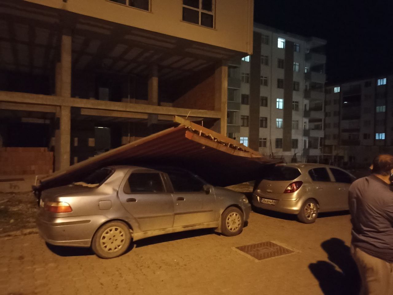 Artvin’de şiddetli rüzgar çatıları uçurdu! 8