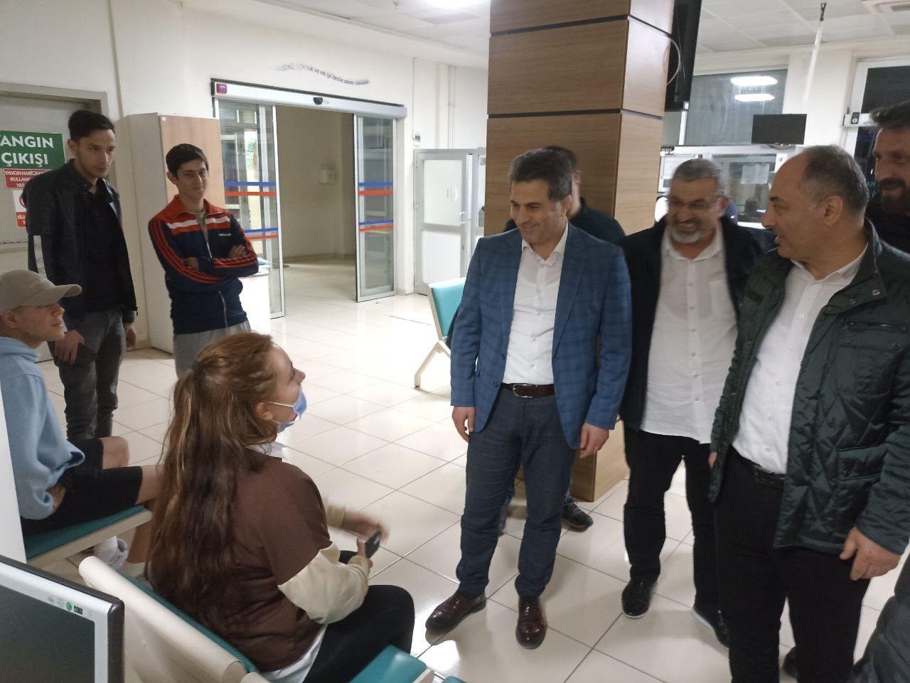 Artvin’de şiddetli rüzgar çatıları uçurdu! 10