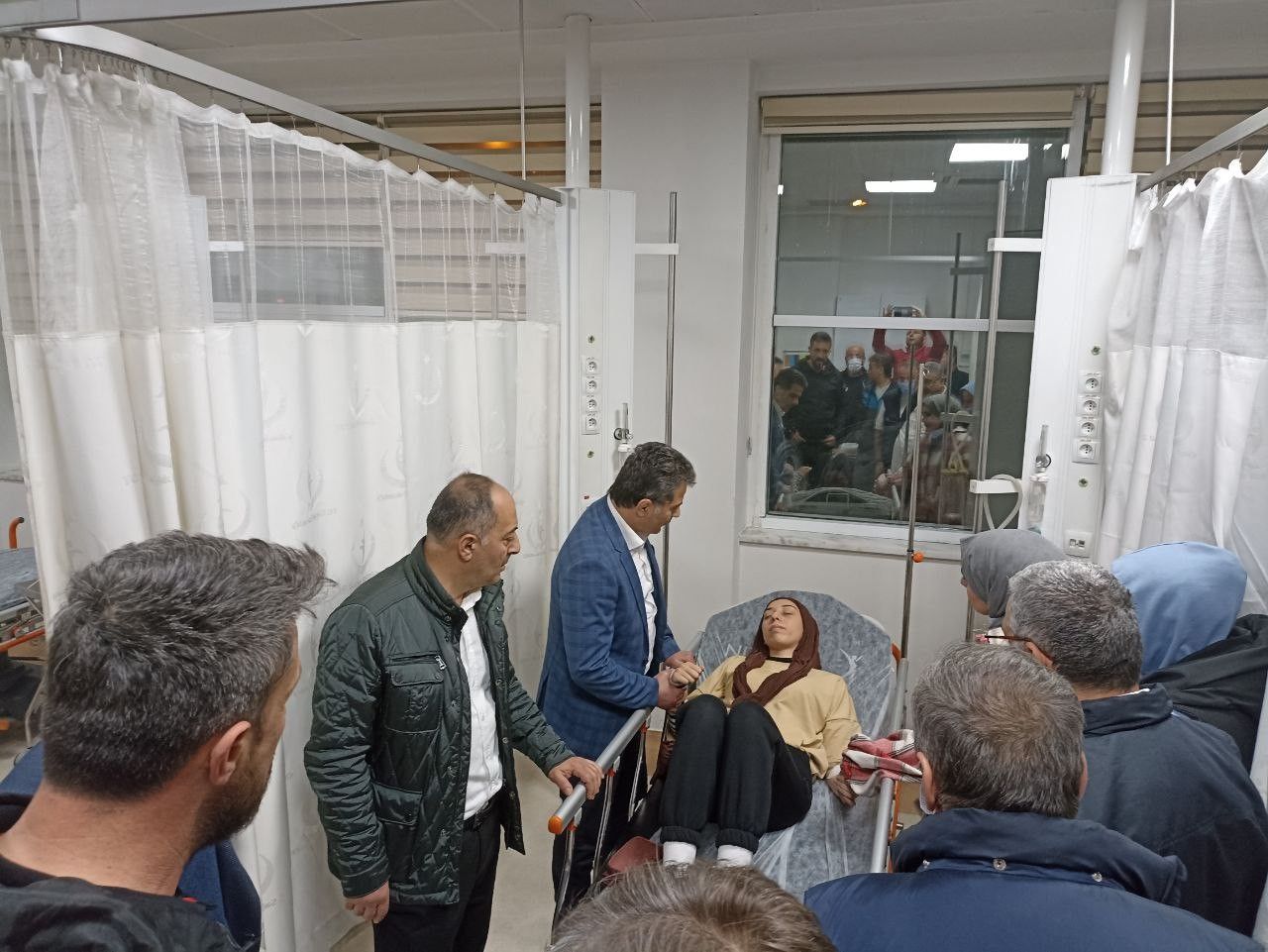 Artvin’de şiddetli rüzgar çatıları uçurdu! 11