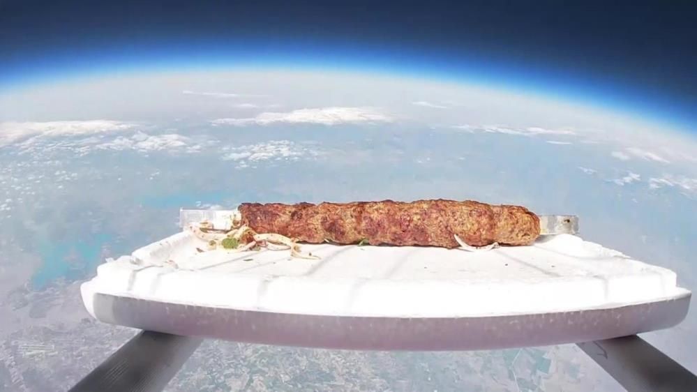 Adanalı kebapçı helyum balonuyla stratosfere kebap yolladı, denize düşünce "Acılı sevmiyorlarmış" dedi... 1