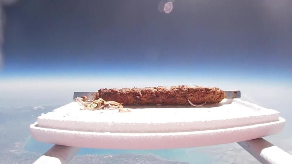 Adanalı kebapçı helyum balonuyla stratosfere kebap yolladı, denize düşünce "Acılı sevmiyorlarmış" dedi... 4