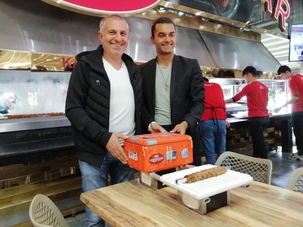 Adanalı kebapçı helyum balonuyla stratosfere kebap yolladı, denize düşünce "Acılı sevmiyorlarmış" dedi... 8