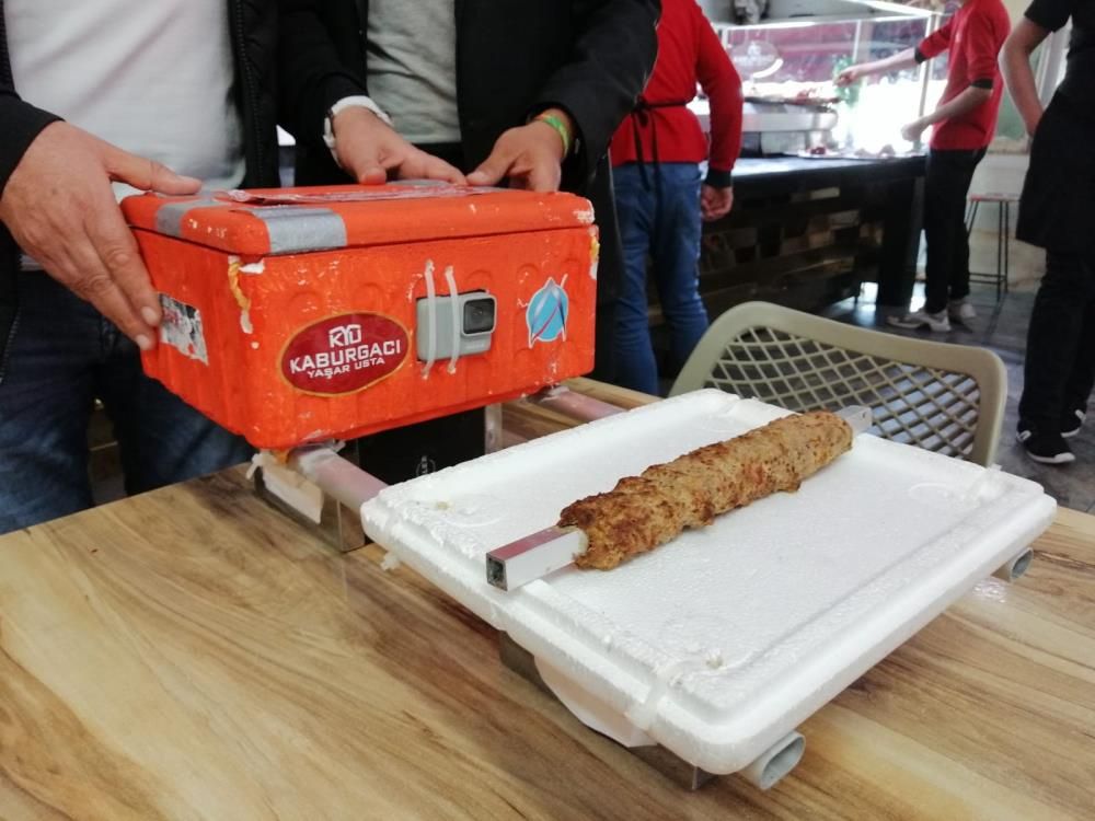 Adanalı kebapçı helyum balonuyla stratosfere kebap yolladı, denize düşünce "Acılı sevmiyorlarmış" dedi... 9