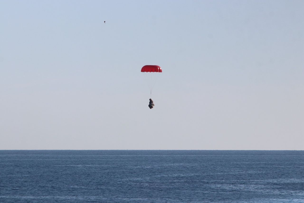 Yamaç paraşütü kapanan iki pilot 200 metreden denize indi 3