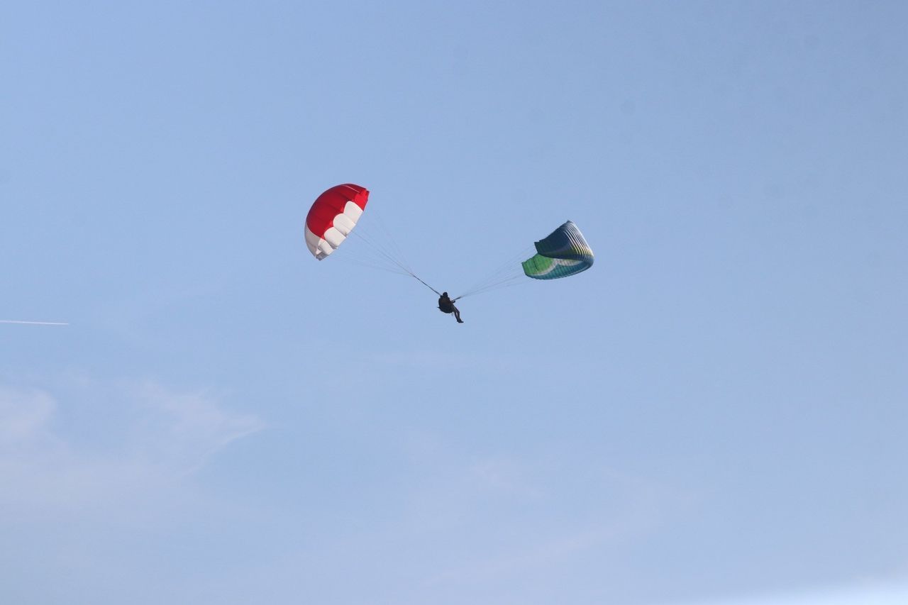 Yamaç paraşütü kapanan iki pilot 200 metreden denize indi 1