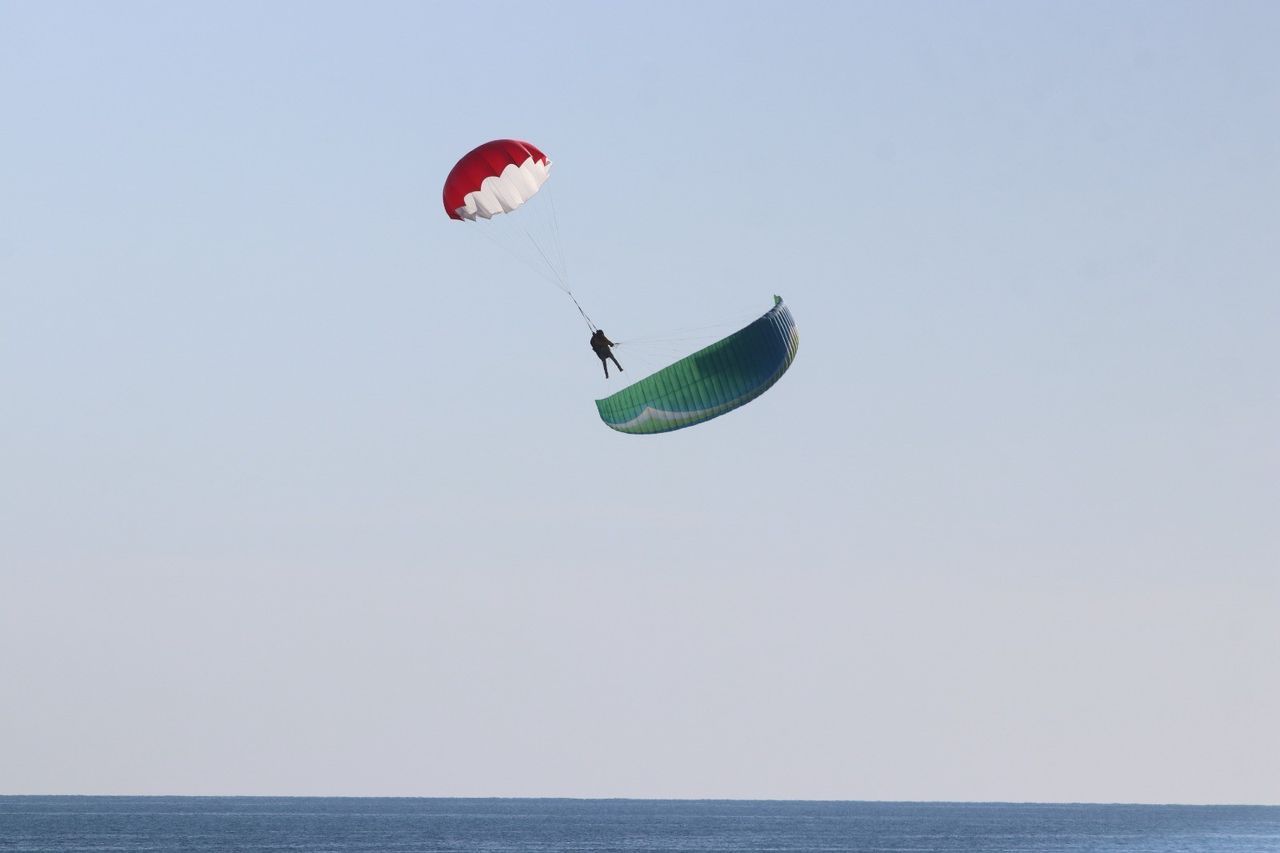 Yamaç paraşütü kapanan iki pilot 200 metreden denize indi 2