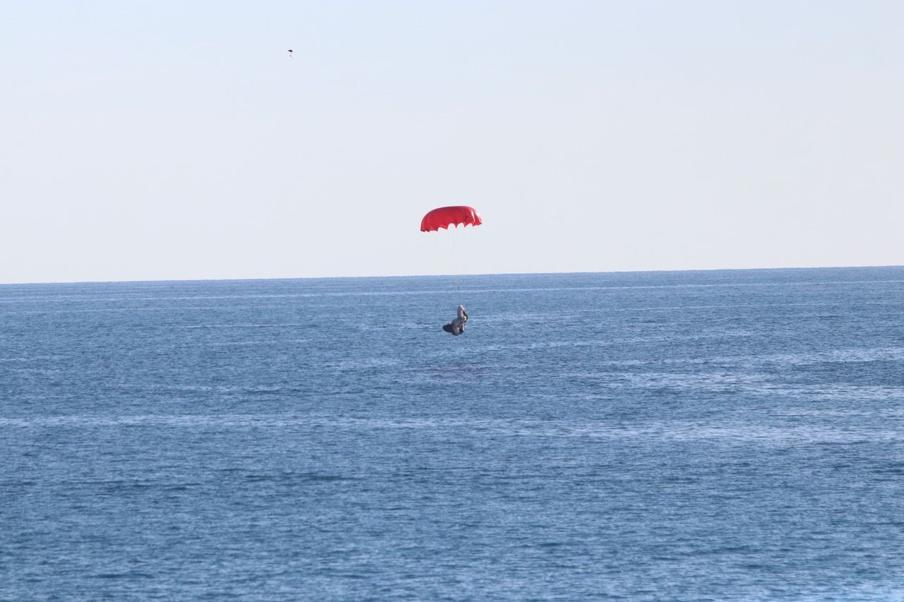 Yamaç paraşütü kapanan iki pilot 200 metreden denize indi 4