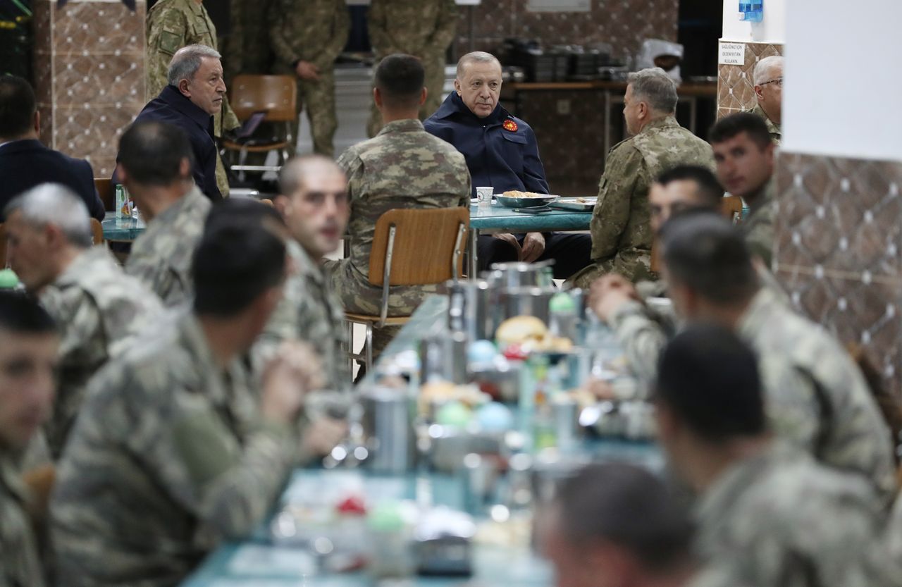 Cumhurbaşkanı Erdoğan sınırda askerlerle iftar yaptı 2