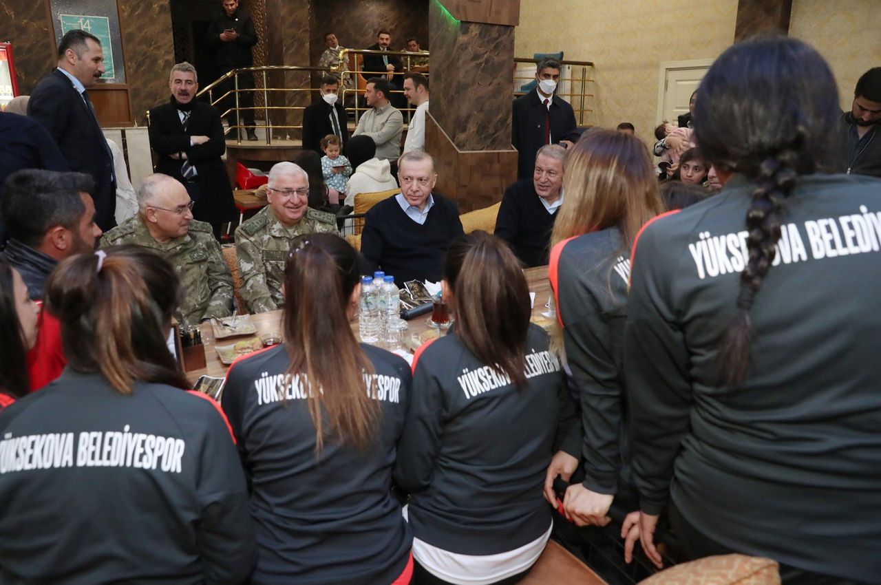 Cumhurbaşkanı Erdoğan sınırda askerlerle iftar yaptı 14