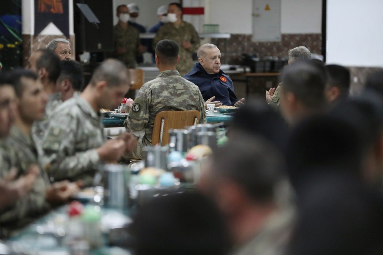 Cumhurbaşkanı Erdoğan sınırda askerlerle iftar yaptı 5