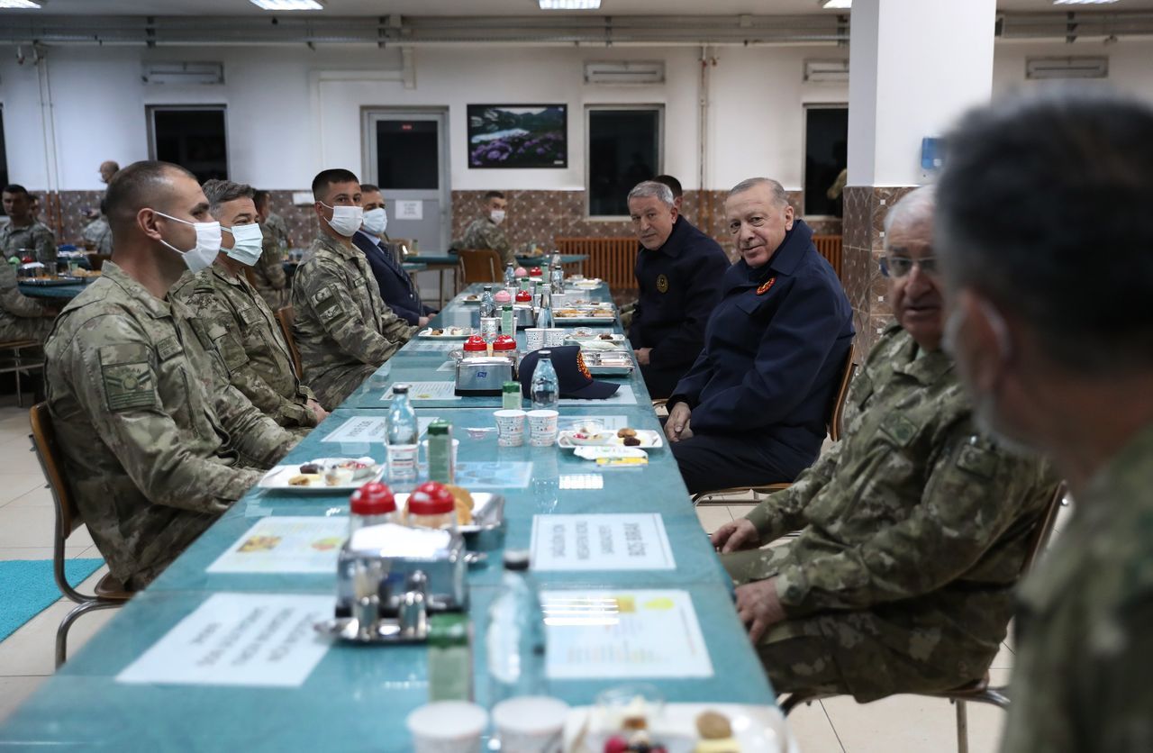 Cumhurbaşkanı Erdoğan sınırda askerlerle iftar yaptı 6