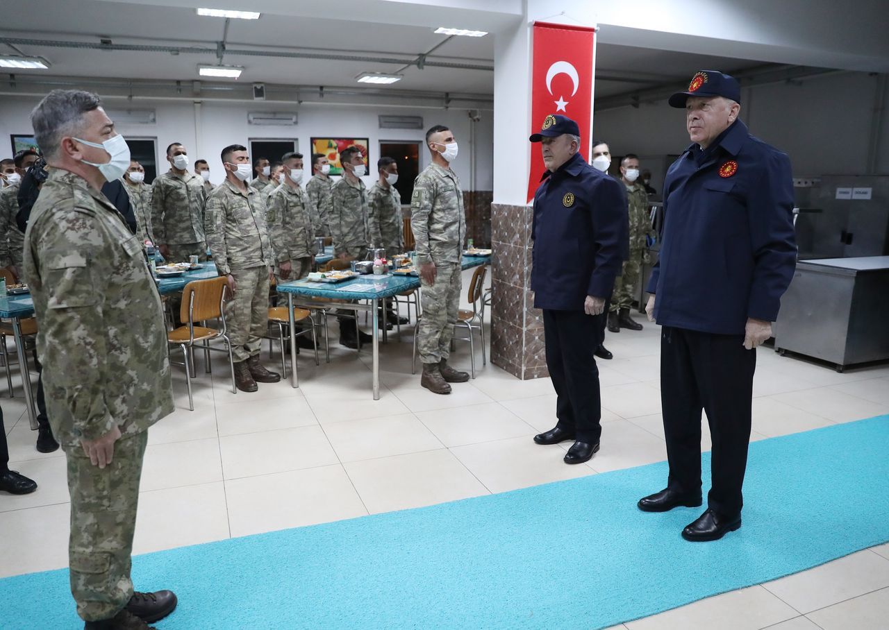 Cumhurbaşkanı Erdoğan sınırda askerlerle iftar yaptı 7