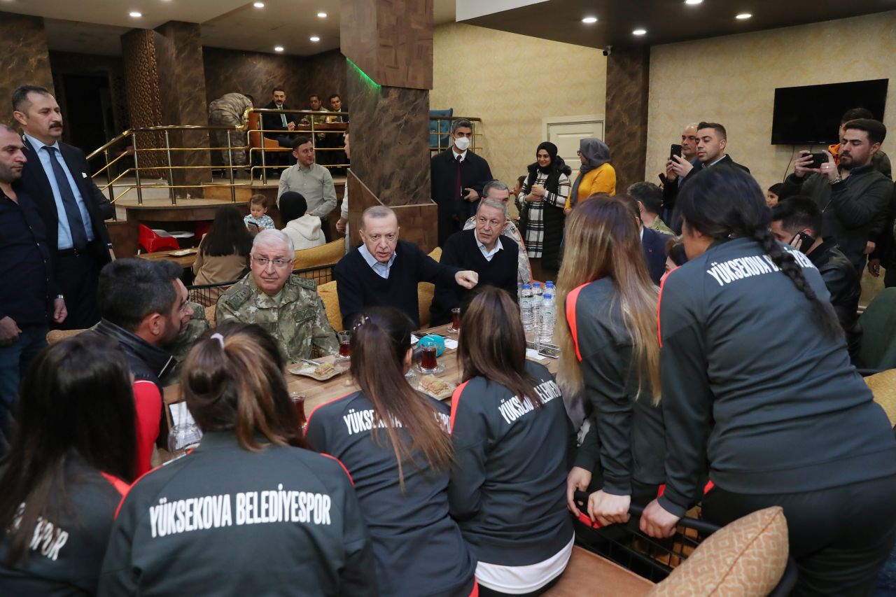Cumhurbaşkanı Recep Tayyip Erdoğan, Yüksekova’da vatandaşlarla sohbet etti 2