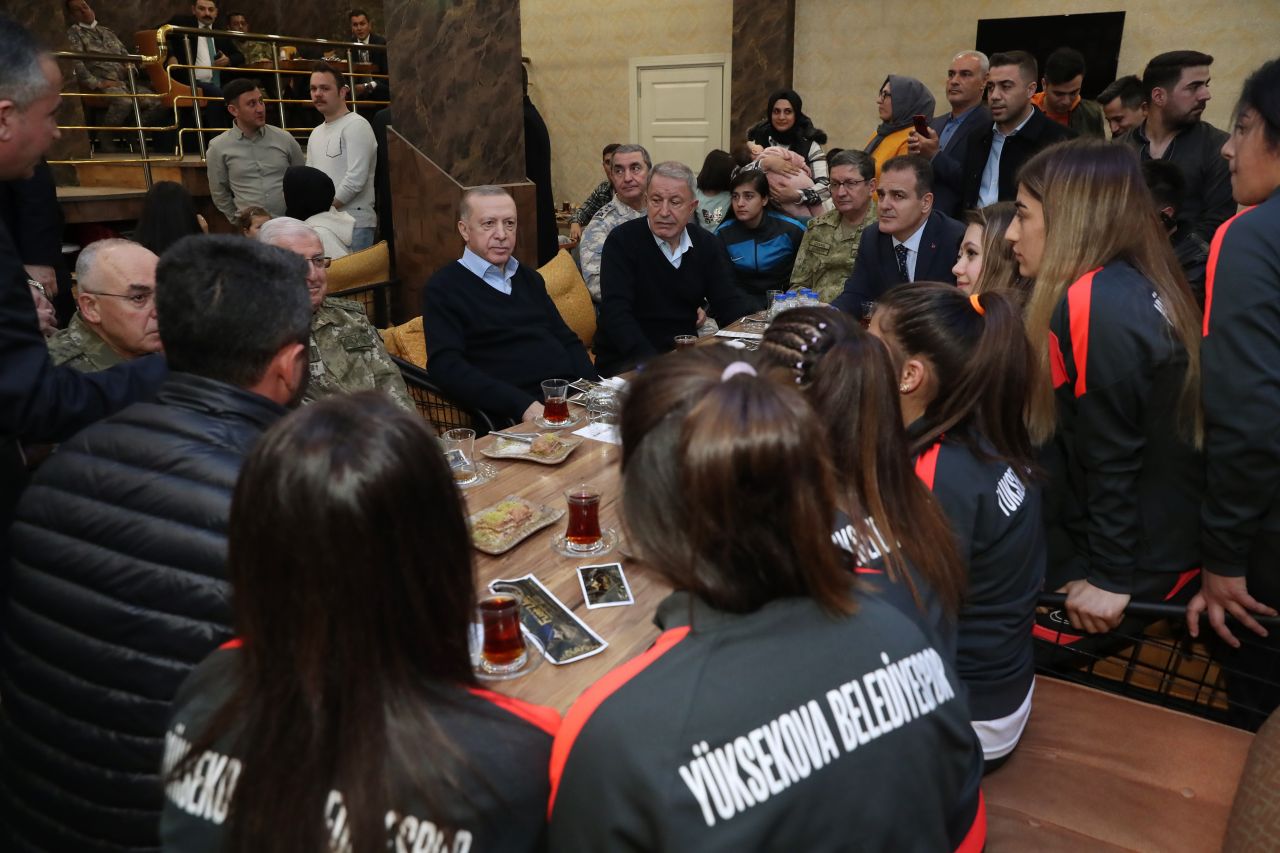 Cumhurbaşkanı Recep Tayyip Erdoğan, Yüksekova’da vatandaşlarla sohbet etti 4