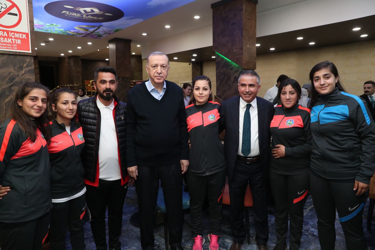 Cumhurbaşkanı Recep Tayyip Erdoğan, Yüksekova’da vatandaşlarla sohbet etti 5