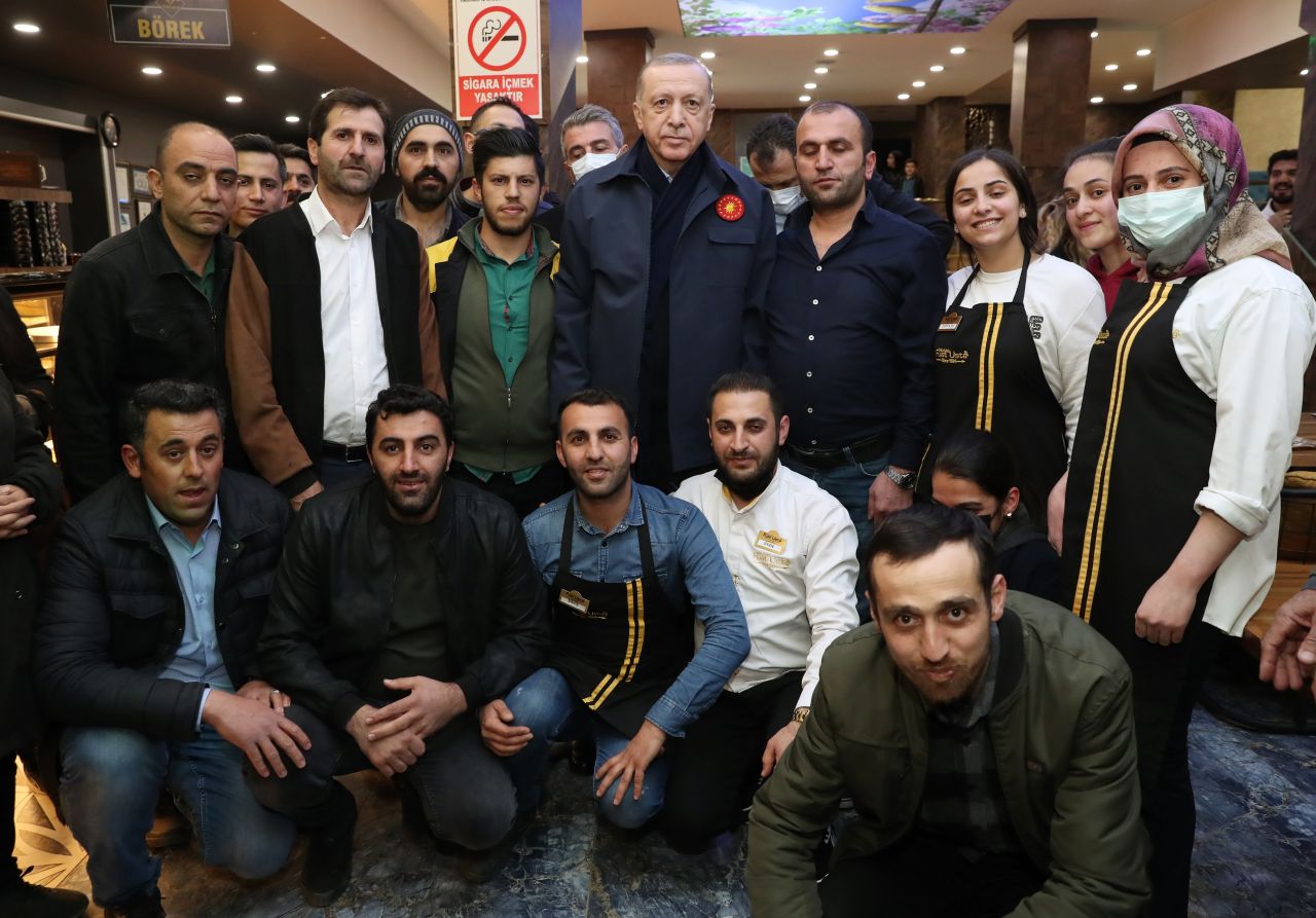 Cumhurbaşkanı Recep Tayyip Erdoğan, Yüksekova’da vatandaşlarla sohbet etti 6