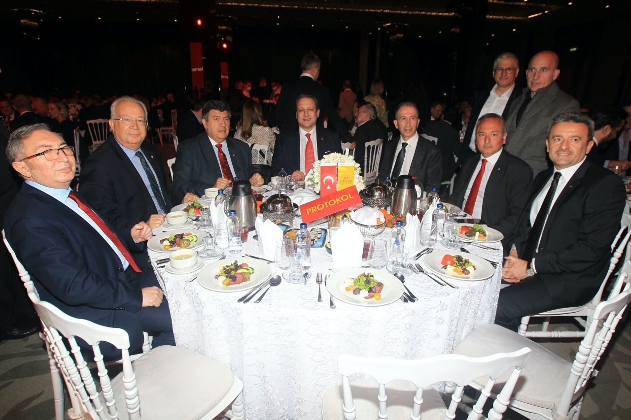 Galatasaray iftarında gündem teknik direktör... Metin Öztürk: "Ya Nuri Şahin ya da Okan Buruk" 2