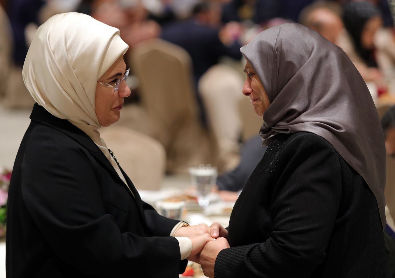Emine Erdoğan, şiddet mağduru kadınların yakınlarını tek tek dinledi 3