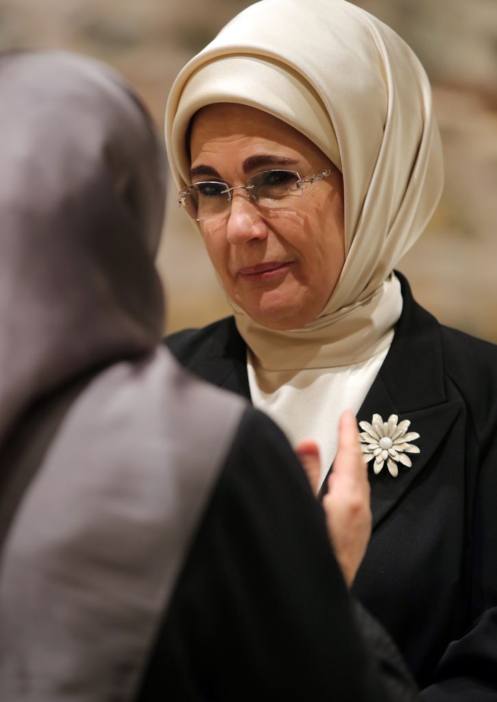 Emine Erdoğan, şiddet mağduru kadınların yakınlarını tek tek dinledi 4