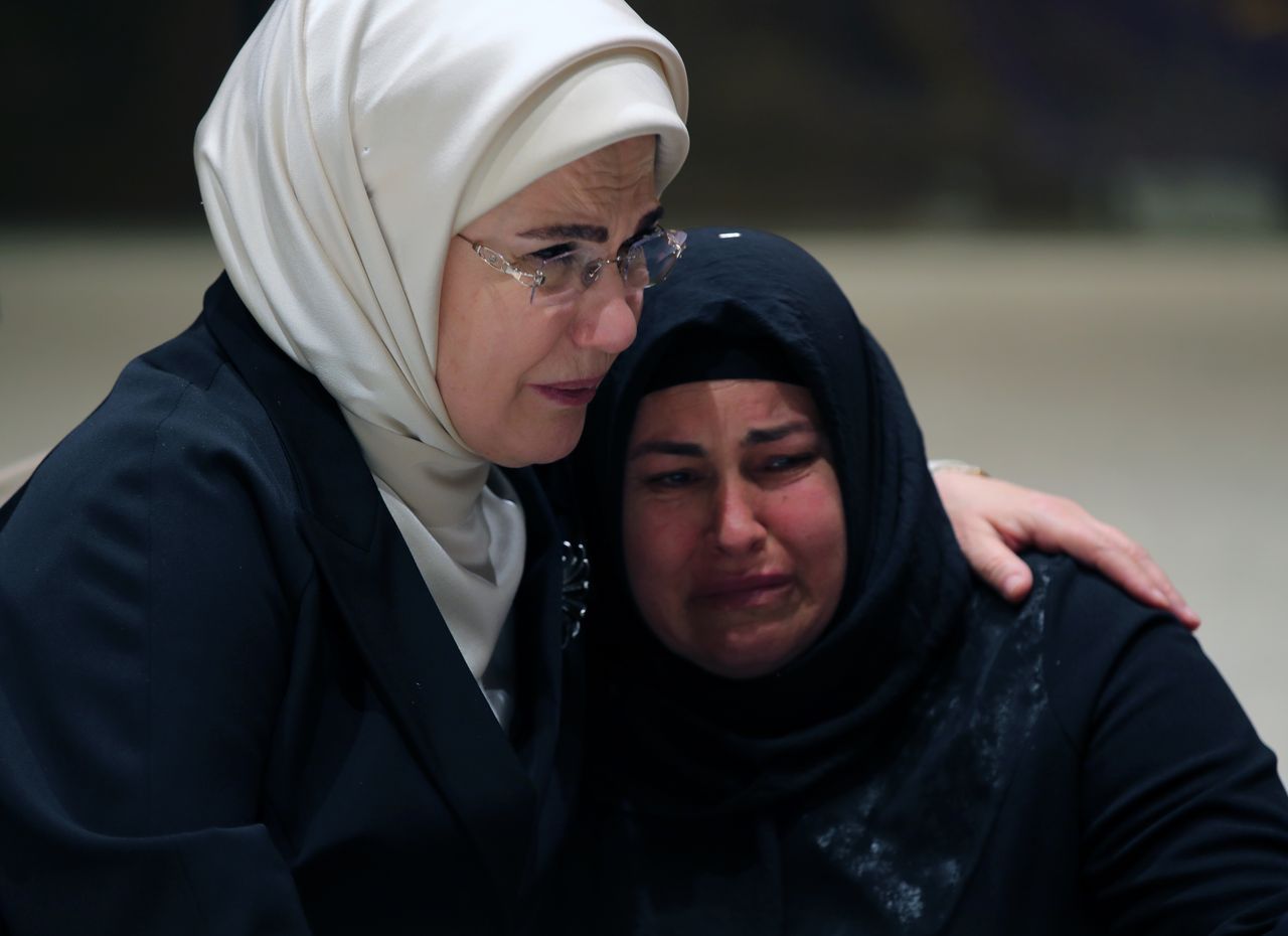 Emine Erdoğan, şiddet mağduru kadınların yakınlarını tek tek dinledi 5