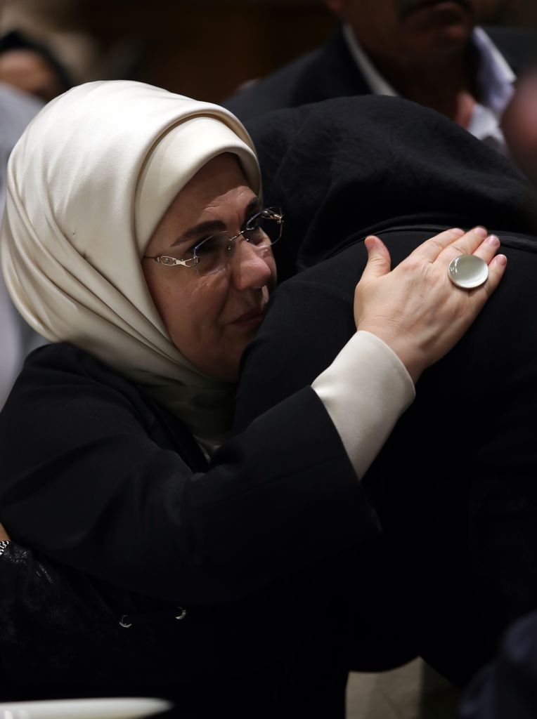 Emine Erdoğan, şiddet mağduru kadınların yakınlarını tek tek dinledi 6