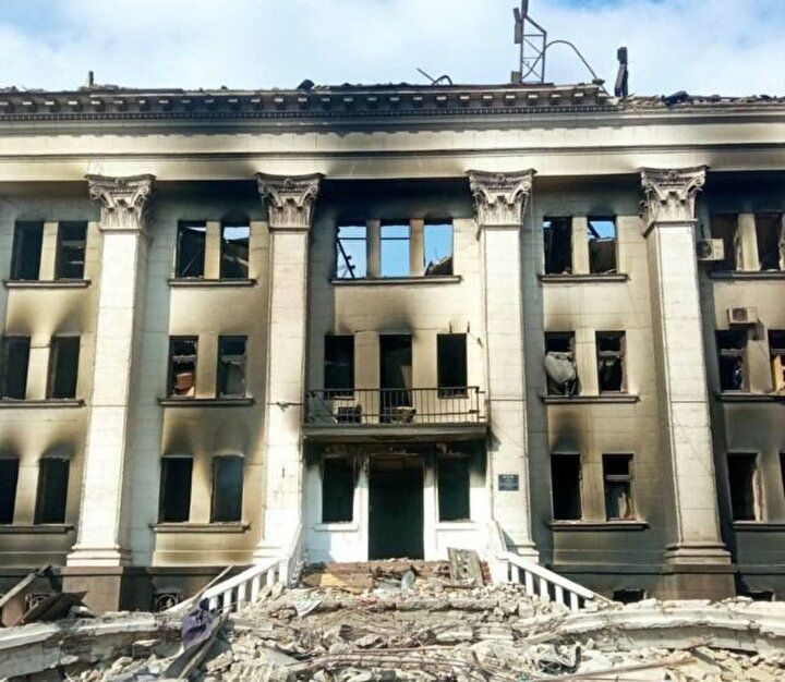 Savaşa karşı çaresizliği gözler önüne seren kare: Saldırılardan korunmak için bahçeye 'çocuklar var' yazdılar... 9