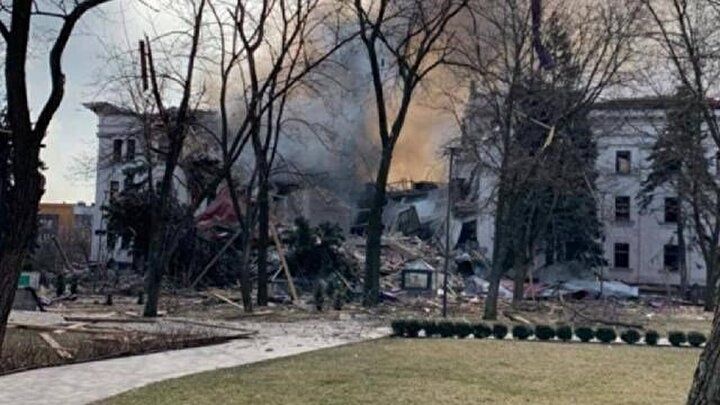 Savaşa karşı çaresizliği gözler önüne seren kare: Saldırılardan korunmak için bahçeye 'çocuklar var' yazdılar... 8
