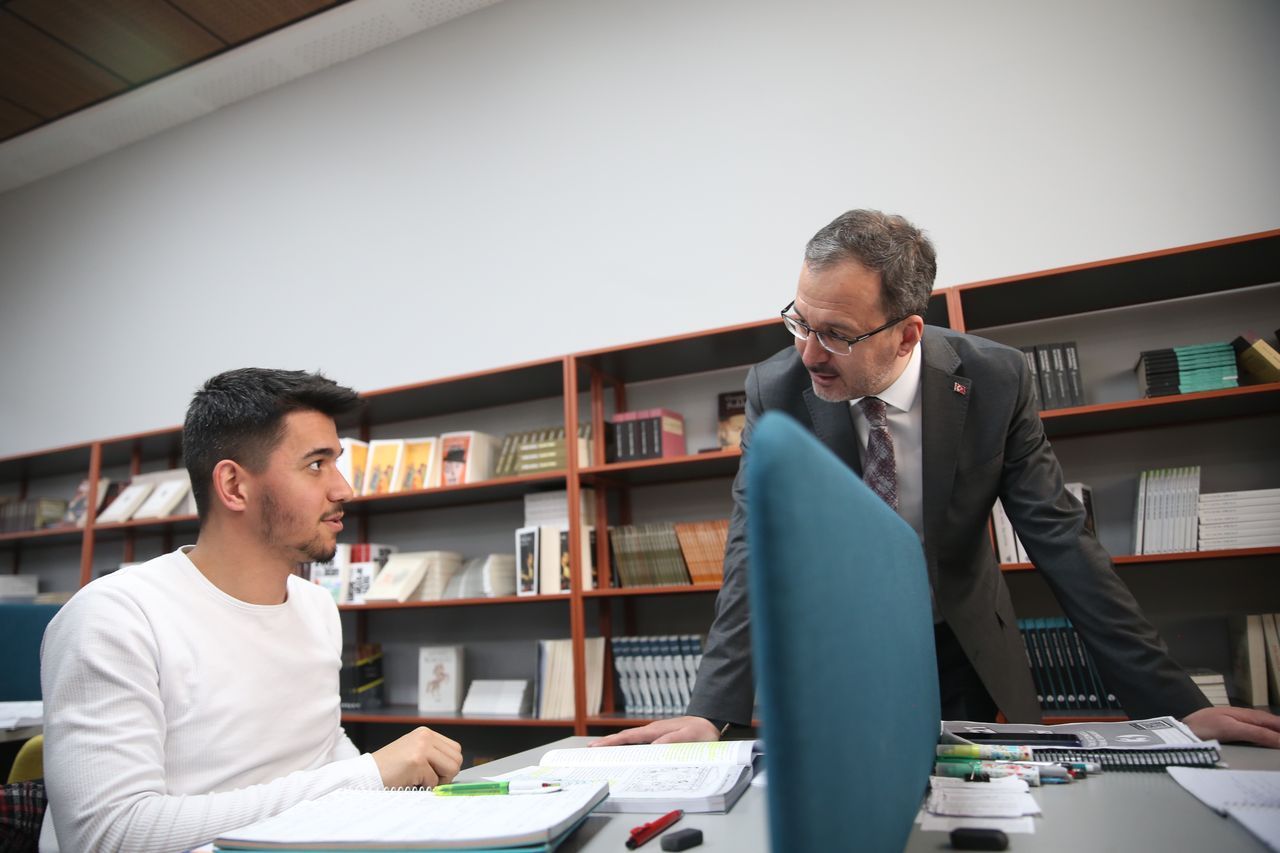 Bakan Kasapoğlu, Kars'ta öğrencilerle iftar yaptı 6