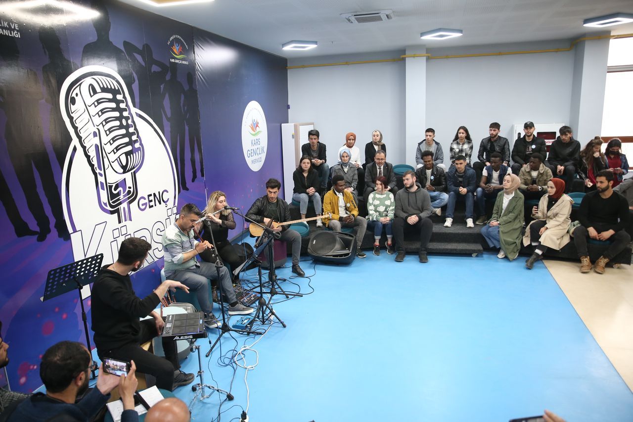 Bakan Kasapoğlu, Kars'ta öğrencilerle iftar yaptı 7