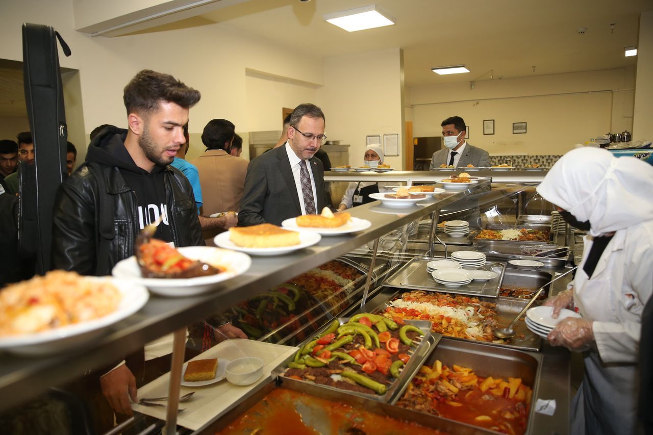 Bakan Kasapoğlu, Kars'ta öğrencilerle iftar yaptı 2