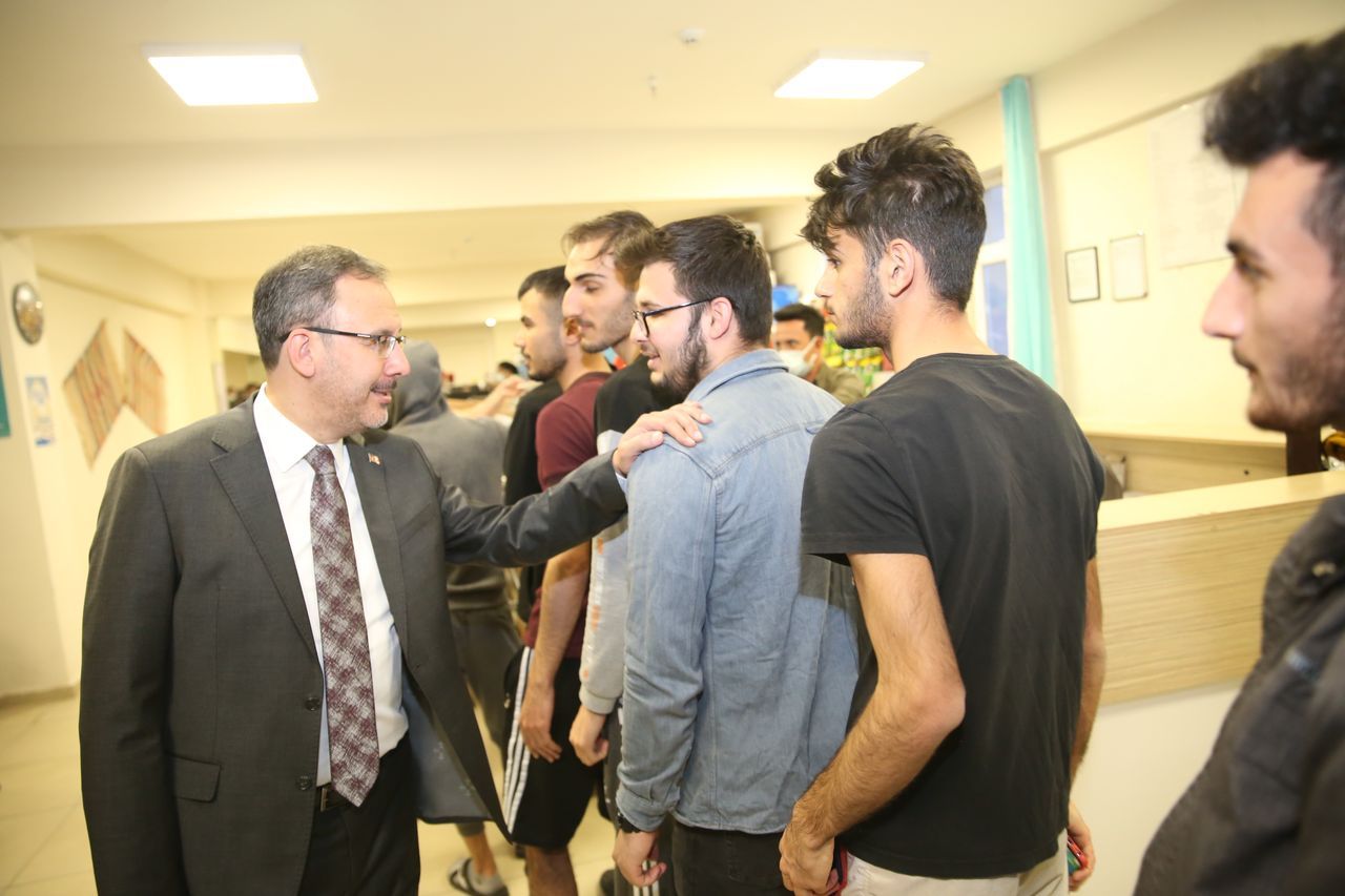 Bakan Kasapoğlu, Kars'ta öğrencilerle iftar yaptı 9