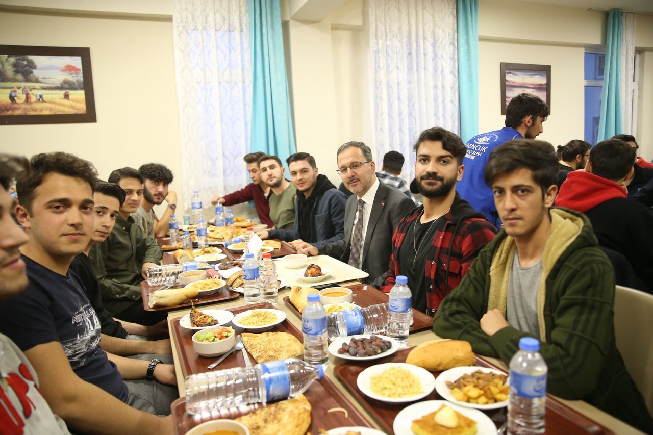 Bakan Kasapoğlu, Kars'ta öğrencilerle iftar yaptı 3