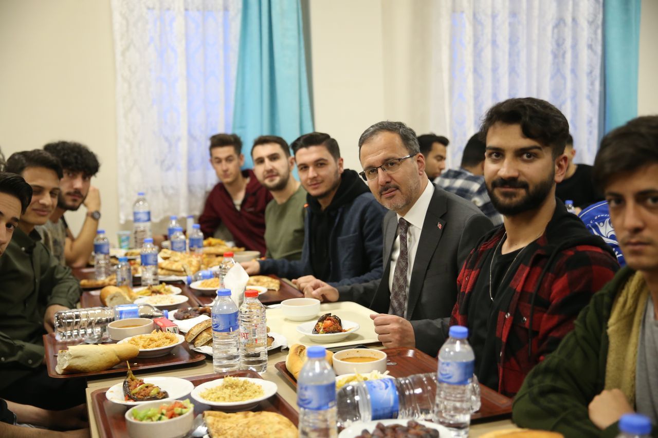 Bakan Kasapoğlu, Kars'ta öğrencilerle iftar yaptı 4