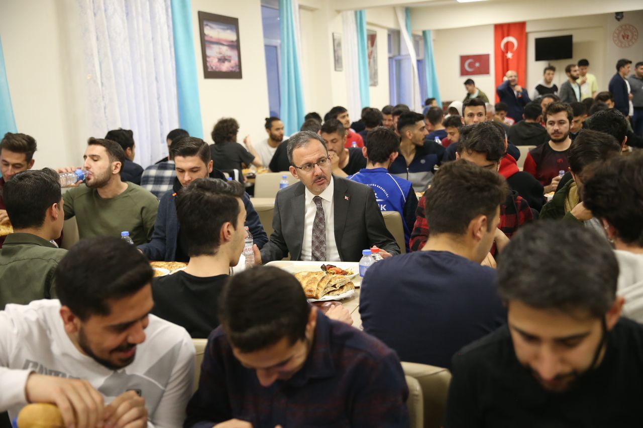 Bakan Kasapoğlu, Kars'ta öğrencilerle iftar yaptı 10