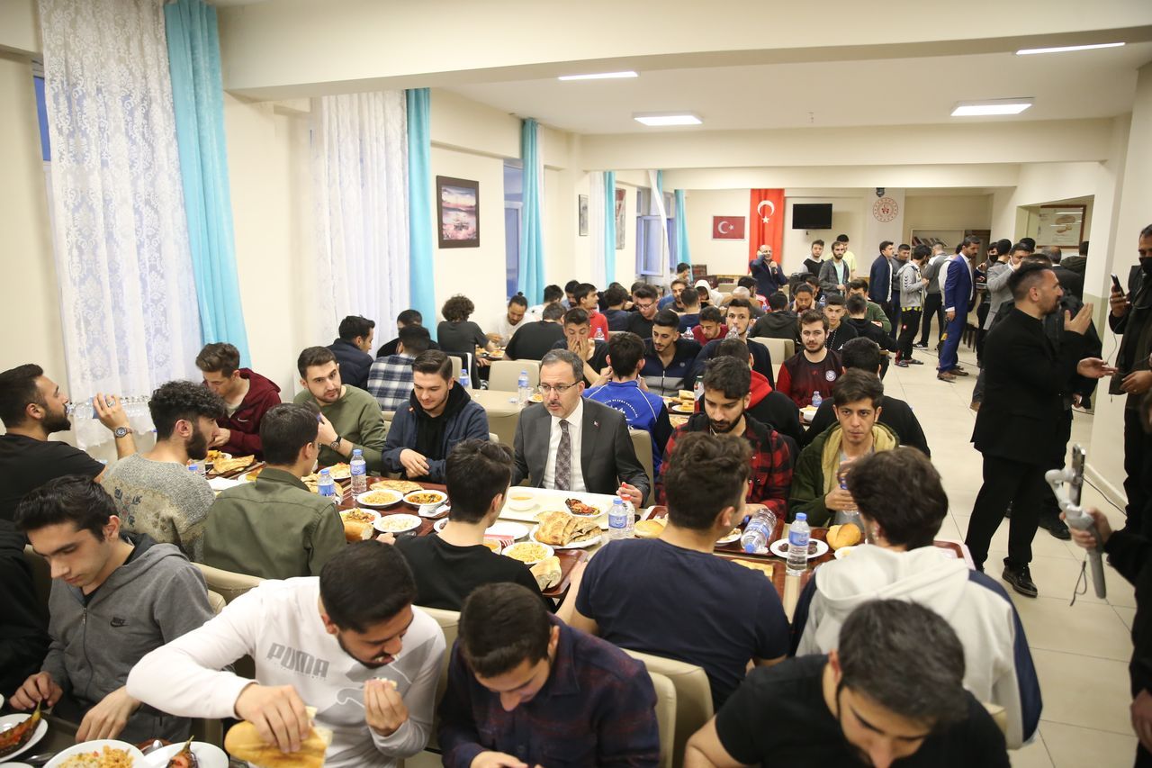 Bakan Kasapoğlu, Kars'ta öğrencilerle iftar yaptı 11