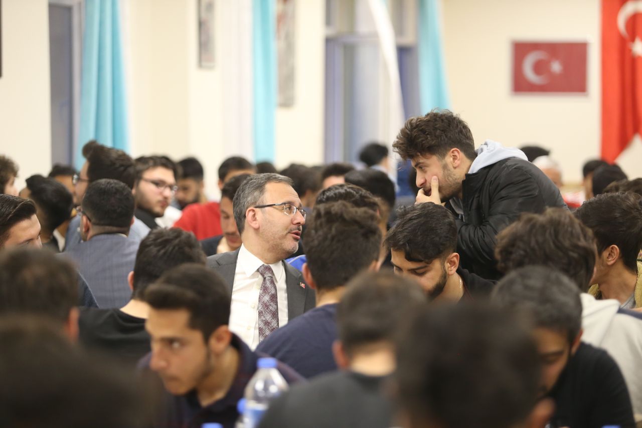 Bakan Kasapoğlu, Kars'ta öğrencilerle iftar yaptı 12