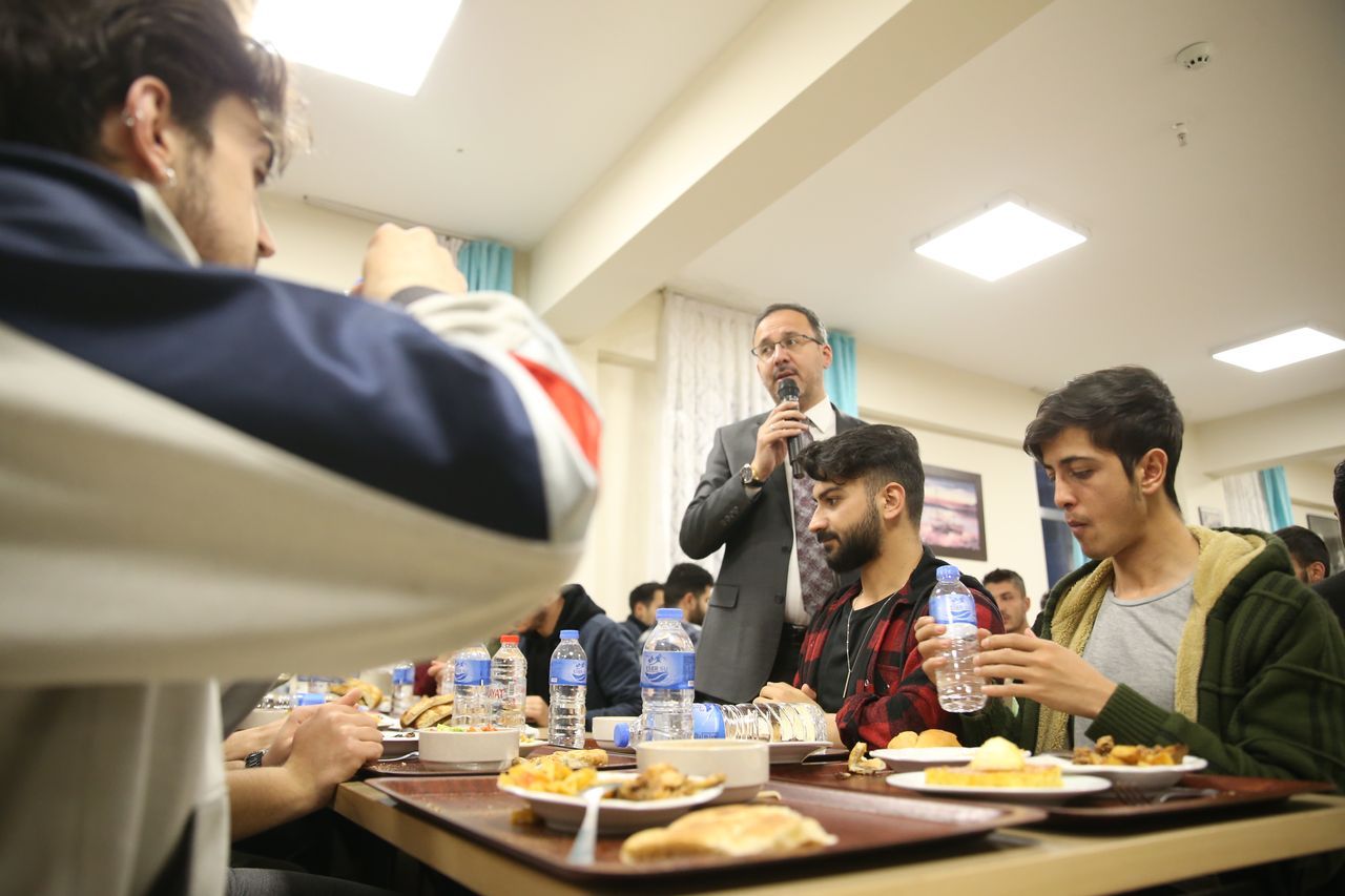 Bakan Kasapoğlu, Kars'ta öğrencilerle iftar yaptı 13