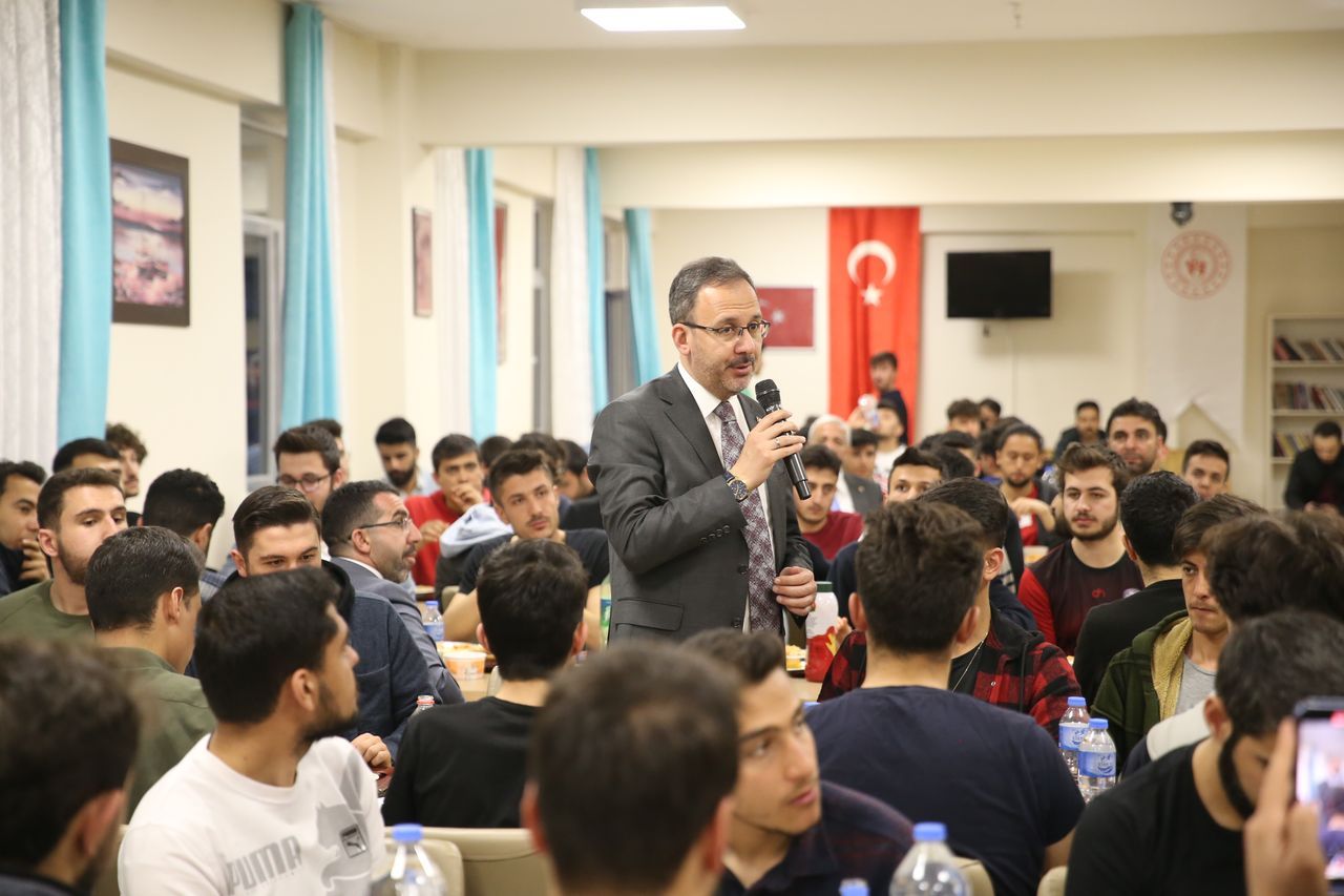 Bakan Kasapoğlu, Kars'ta öğrencilerle iftar yaptı 14