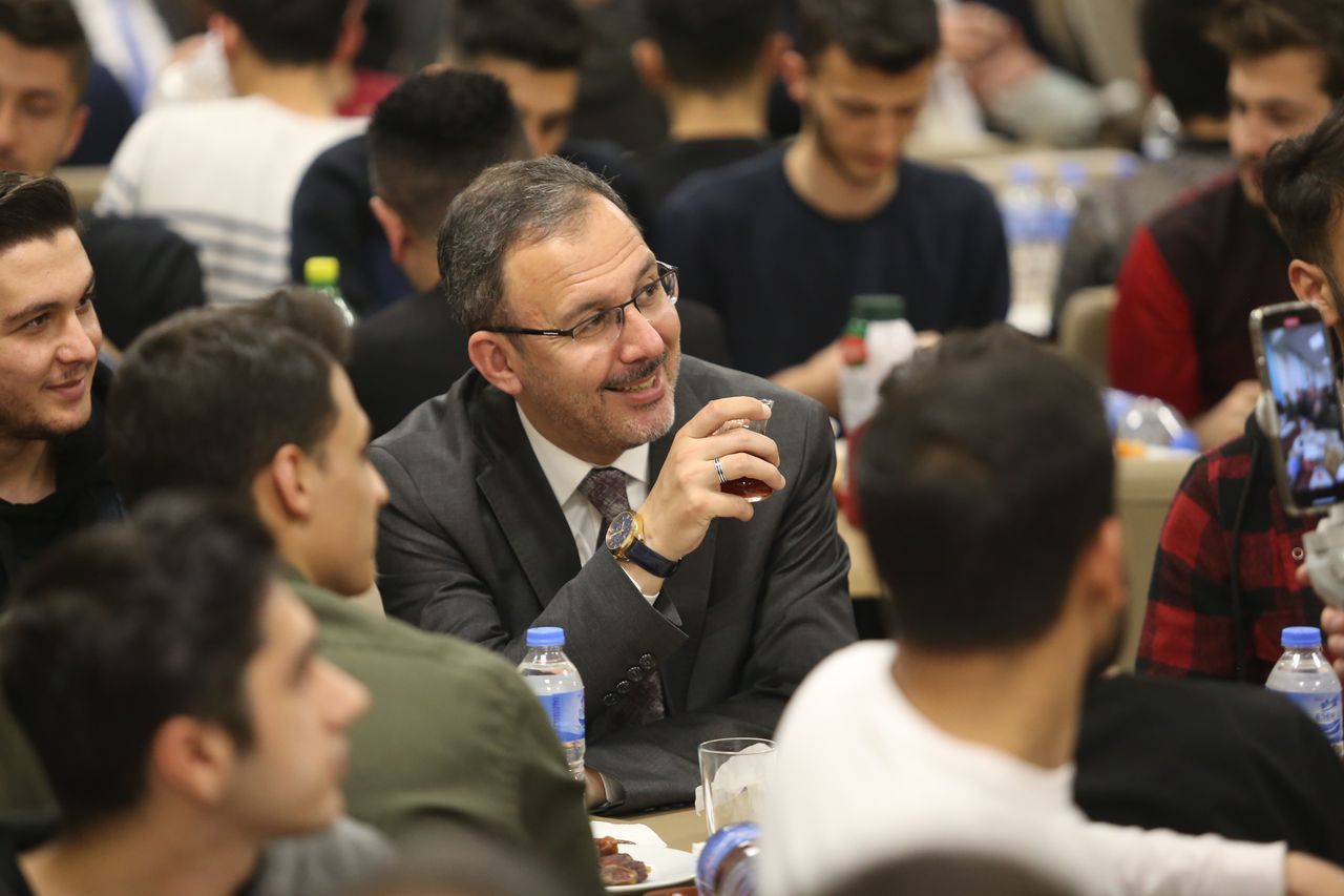 Bakan Kasapoğlu, Kars'ta öğrencilerle iftar yaptı 15