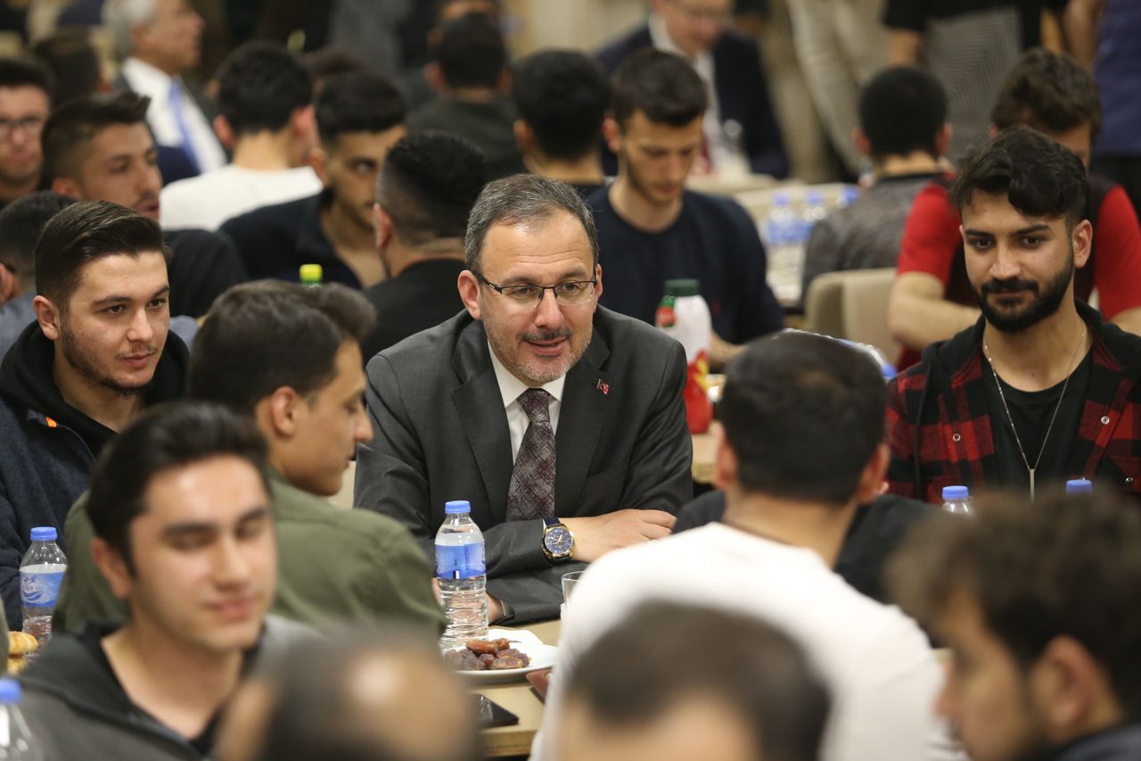 Bakan Kasapoğlu, Kars'ta öğrencilerle iftar yaptı 17