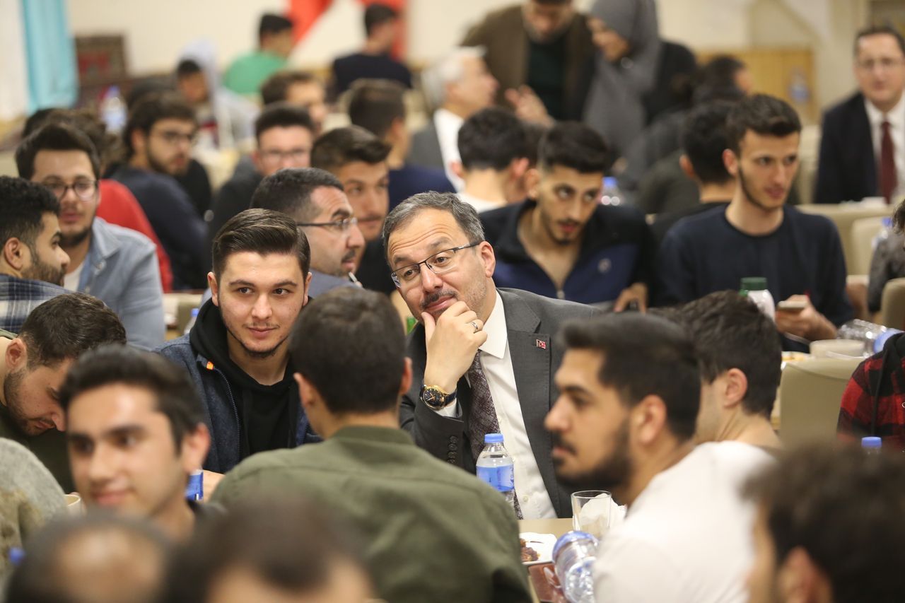 Bakan Kasapoğlu, Kars'ta öğrencilerle iftar yaptı 18
