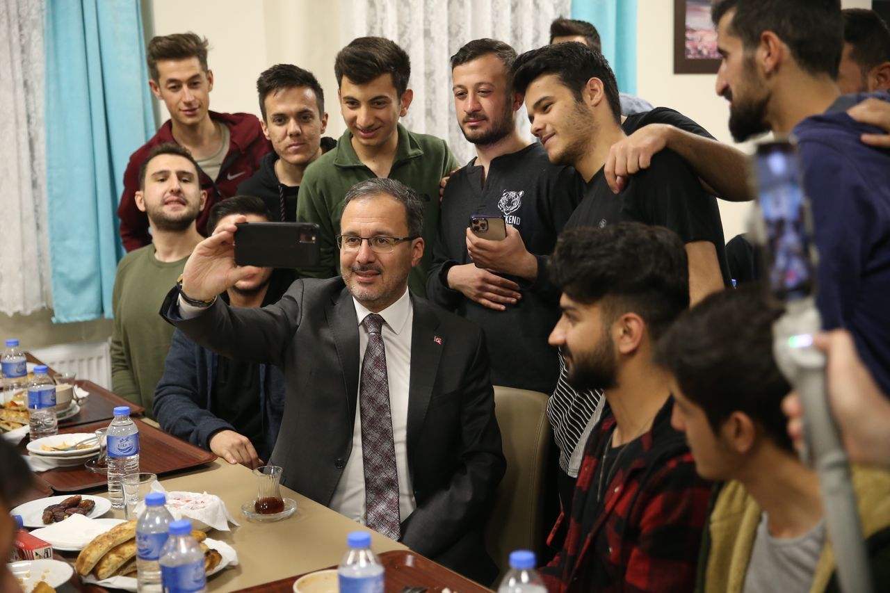 Bakan Kasapoğlu, Kars'ta öğrencilerle iftar yaptı 19