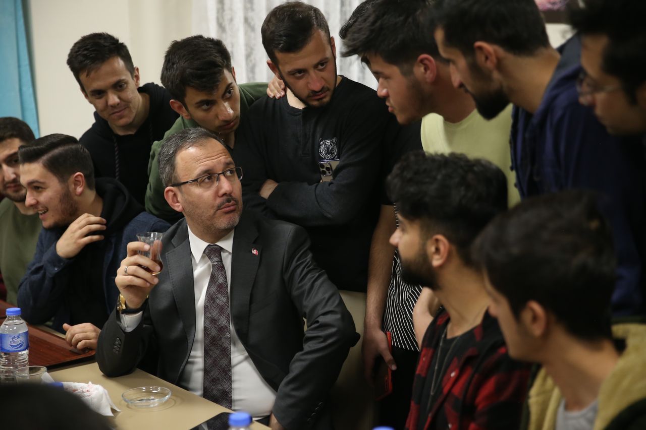 Bakan Kasapoğlu, Kars'ta öğrencilerle iftar yaptı 20