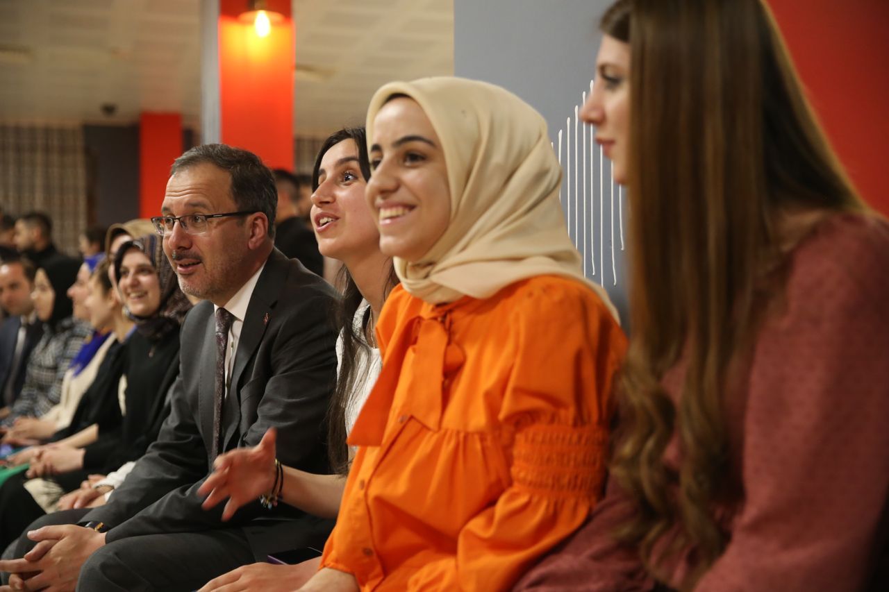 Bakan Kasapoğlu, Kars'ta öğrencilerle iftar yaptı 5