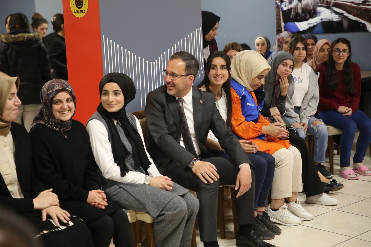 Bakan Kasapoğlu, Kars'ta öğrencilerle iftar yaptı 23
