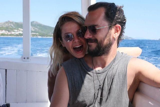 Burcu Biricik Bu Pozla Sosyal Medyayı Yıktı! Dudak Dudağa Öpüştüğü Anlara Beğeni Yağdı 3